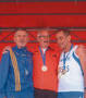 Gruppenbild der weltbesten 80-Dauerlufer v.l. Mykola Panasaiko (Ukraine), Armin Zosel und Jean-Pierre Wermuth (Frankreich)