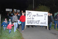 Naunhofer und Steinbacher Brger hatten sich am 23. Oktober zum ersten Lampionumzug gegen die Nutzung des Schlosses Naunhof als Notasyl versammelt.