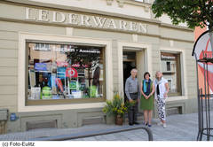 Foto vor dem Geschft in traditioneller Manier. v. l. Ulrich Weser, Silva Bhme und Brigitte Hausmann - Foto: Eulitz