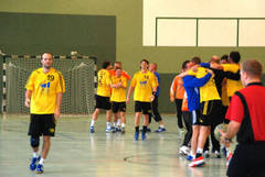 Radeburgs Handballer hatten viel Grund zur Freude, aber Spielertrainer Martin Hrib (li.) konnte nicht immer zufrieden sein.