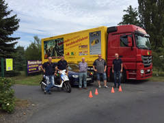 Das neue Fahrschul-Team Jrg Richter (Fahrlehrer fr Gefahrguttransporte), Bert Eichhorn (Geschftsfhrer), Manfred Eckert, Torsten Mller (Fahrlehrer) und Holger Dietze (LKW-Ausbilder) - zum Vergrern ins Bild klicken!