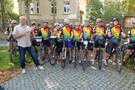 Klick ins Bild um zu vergrößern. Startschuss zur diesjährigen Regenbogenfahrt durch den mehrfachen Ruderweltmeister und Olympiasieger Andreas Hajek am Kinderplanet in Halle. In einer Woche wollen die 45 Teilnehmer, die alle im Kindes- und Jugendalter an Krebs erkrankt waren, nach Stationen in Leipzig, Dresden, Chemnitz und Cottbus Berlin erreichen.
