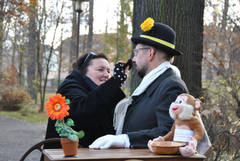 Maskenbildnerin  Katharina Brner macht den Drehburgel noch fotogener als er so schon ist.