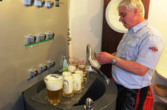 Uwe Berge fhrte in seinem Geschft vor, wie man aus einem Wasserhahn Gerstensaft zapft.